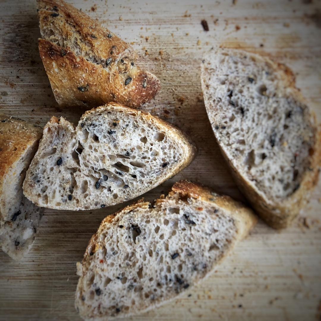 sourdough梨干罂粟籽迷你法棍