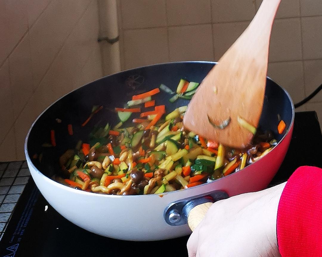 牛肉香肠什锦煲仔饭（电饭煲）的做法 步骤5