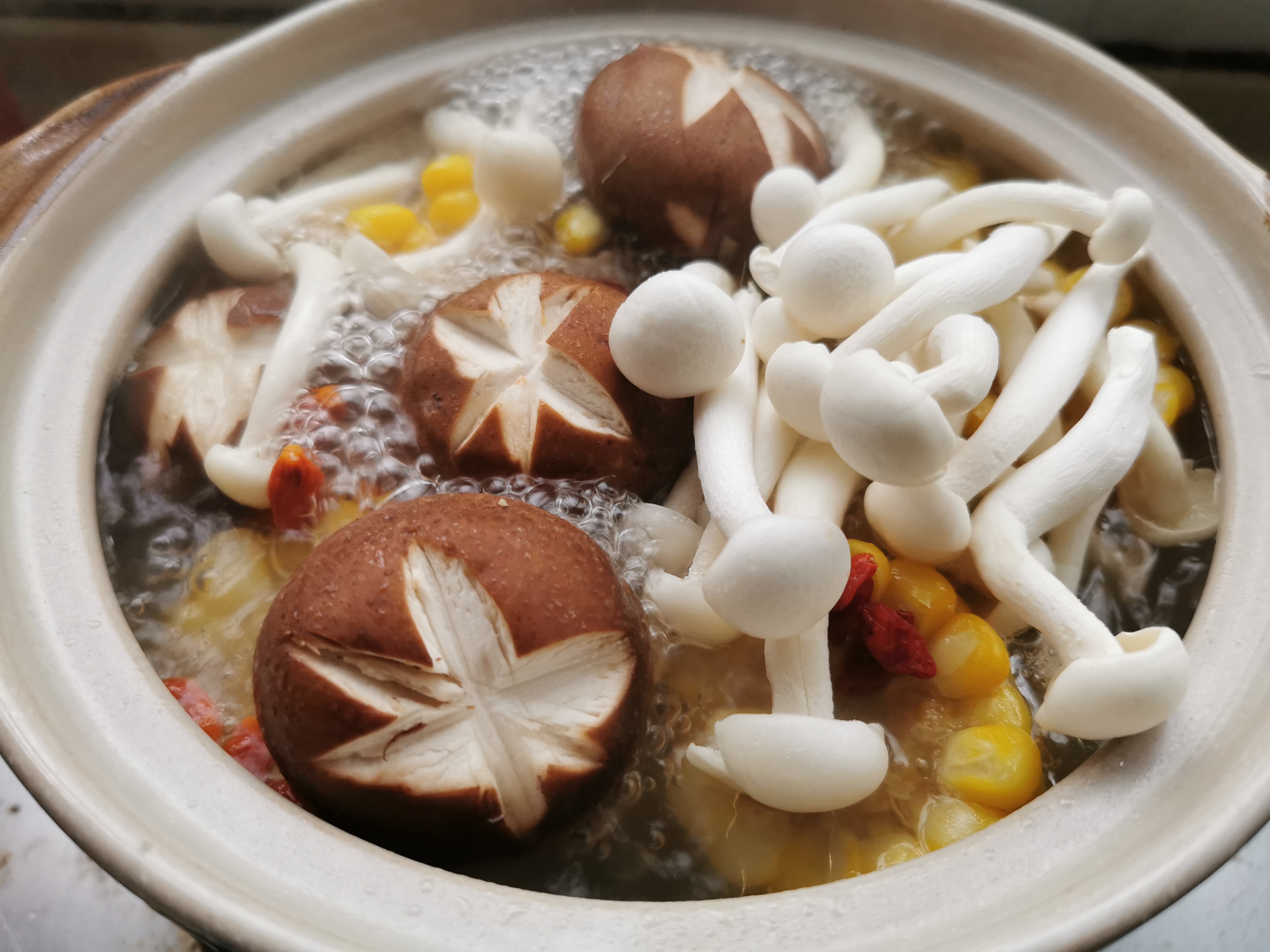 天热常喝菌菇骨汤，消暑开胃，清甜爽口，超鲜美的做法 步骤5
