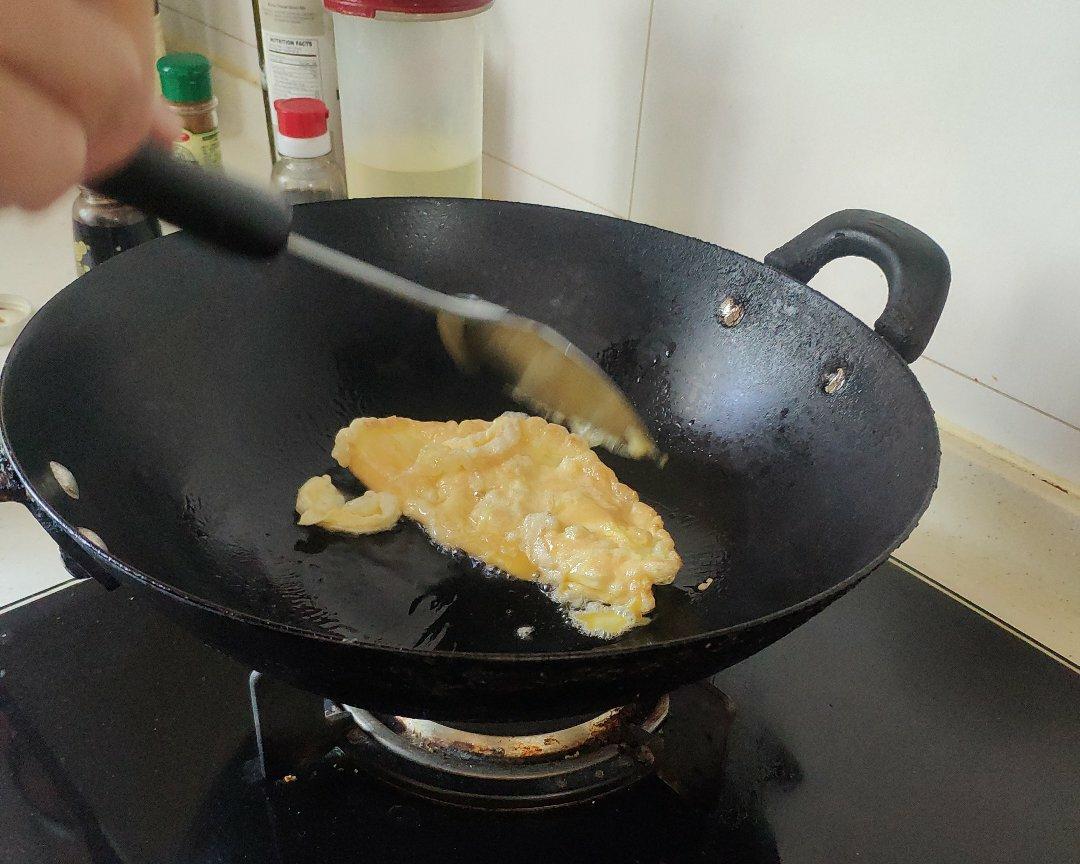 快手牛肉酸黄瓜蛋炒饭。的做法 步骤5