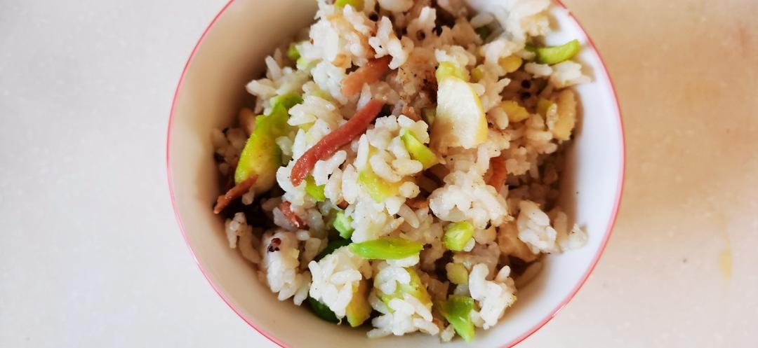 云南春天的美味：蚕豆闷饭