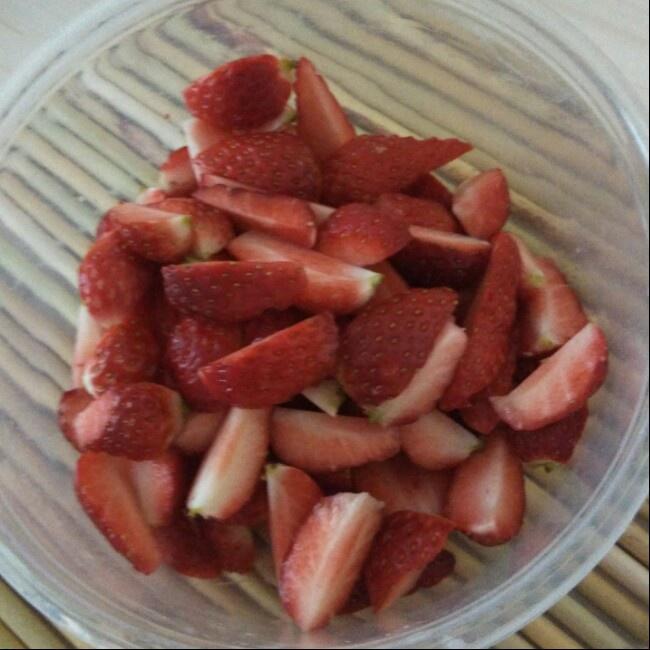 大果粒草莓酱的做法 步骤1