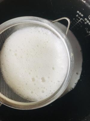 榨汁机版豆浆（很醇香的那种）的做法 步骤4