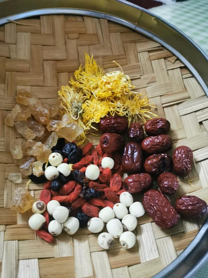 清肝明目，清热解毒的《红枣杞子菊花莲子茶》的做法