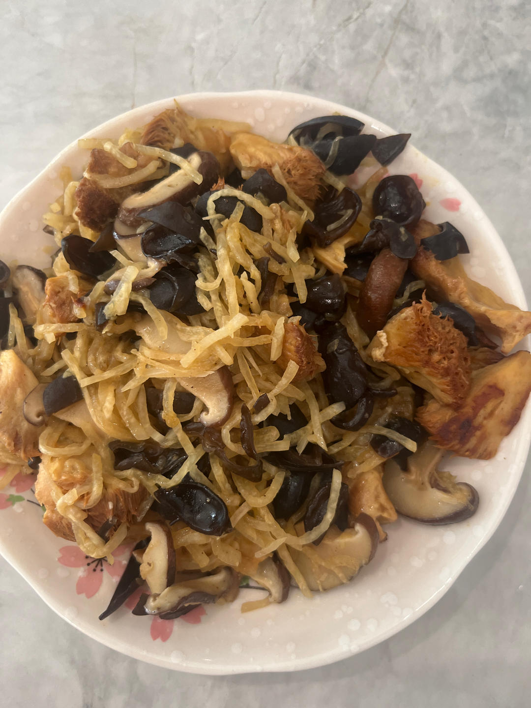 胡萝卜香菇炒木耳