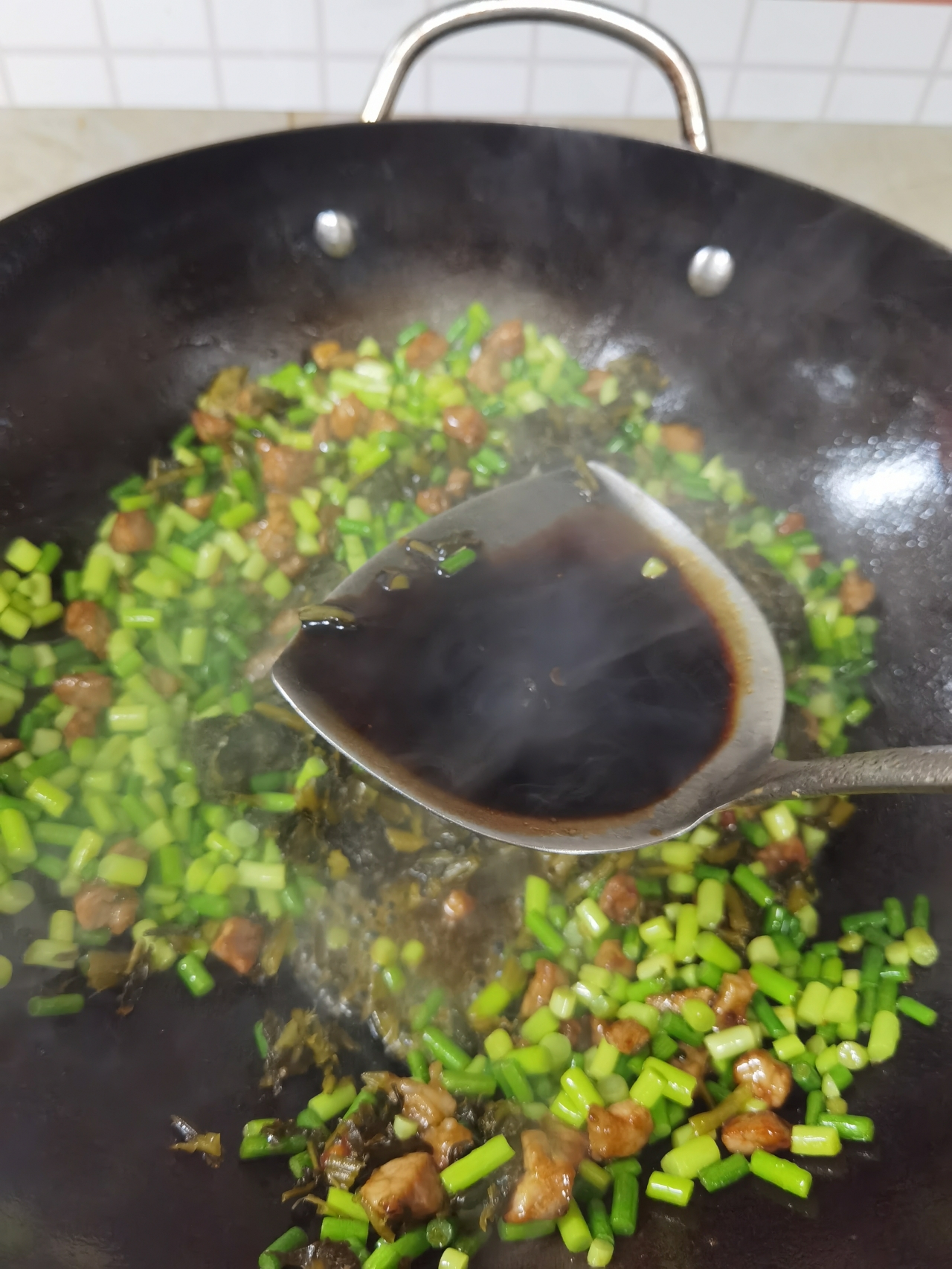 🔥超级快手下饭菜❗️雪菜肉丁炒蒜苔的做法 步骤9