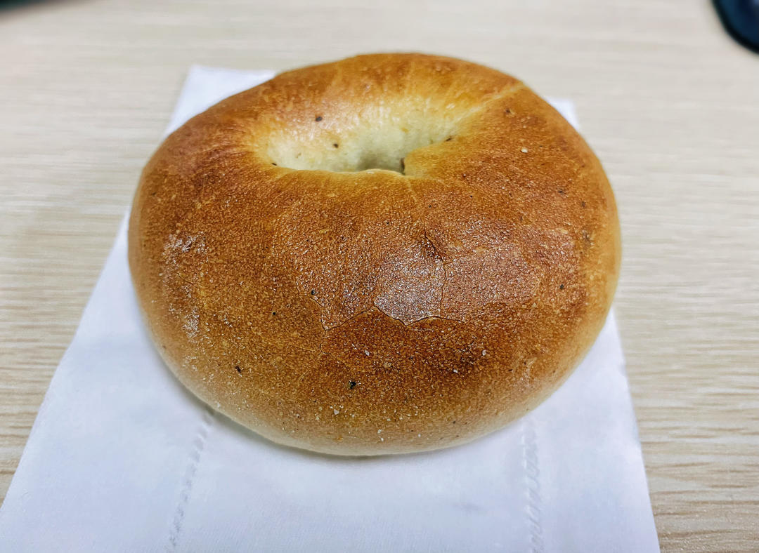 黑椒香肠全麦贝果