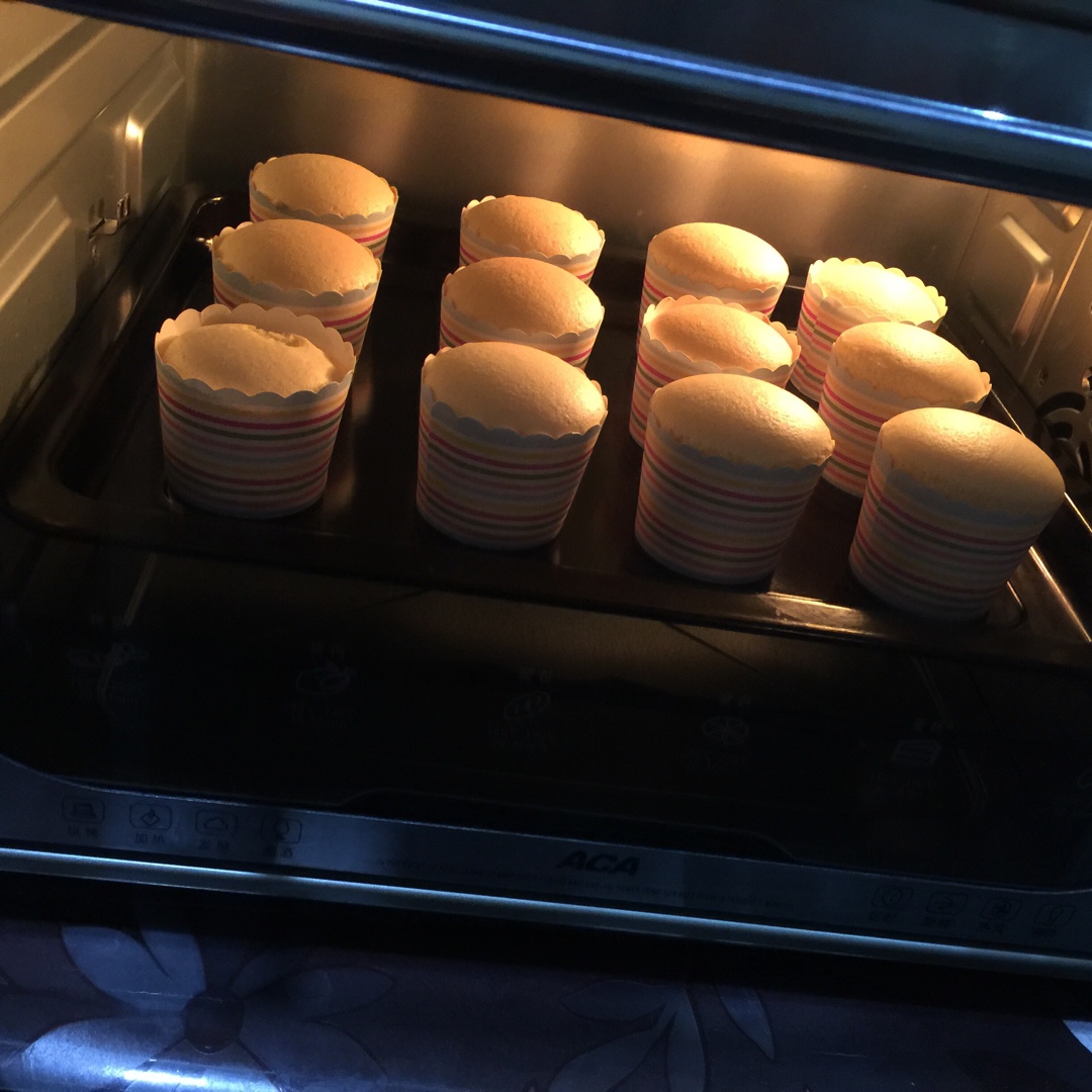 樱sss做的原味戚风纸杯蛋糕(烤箱做纸杯蛋糕)