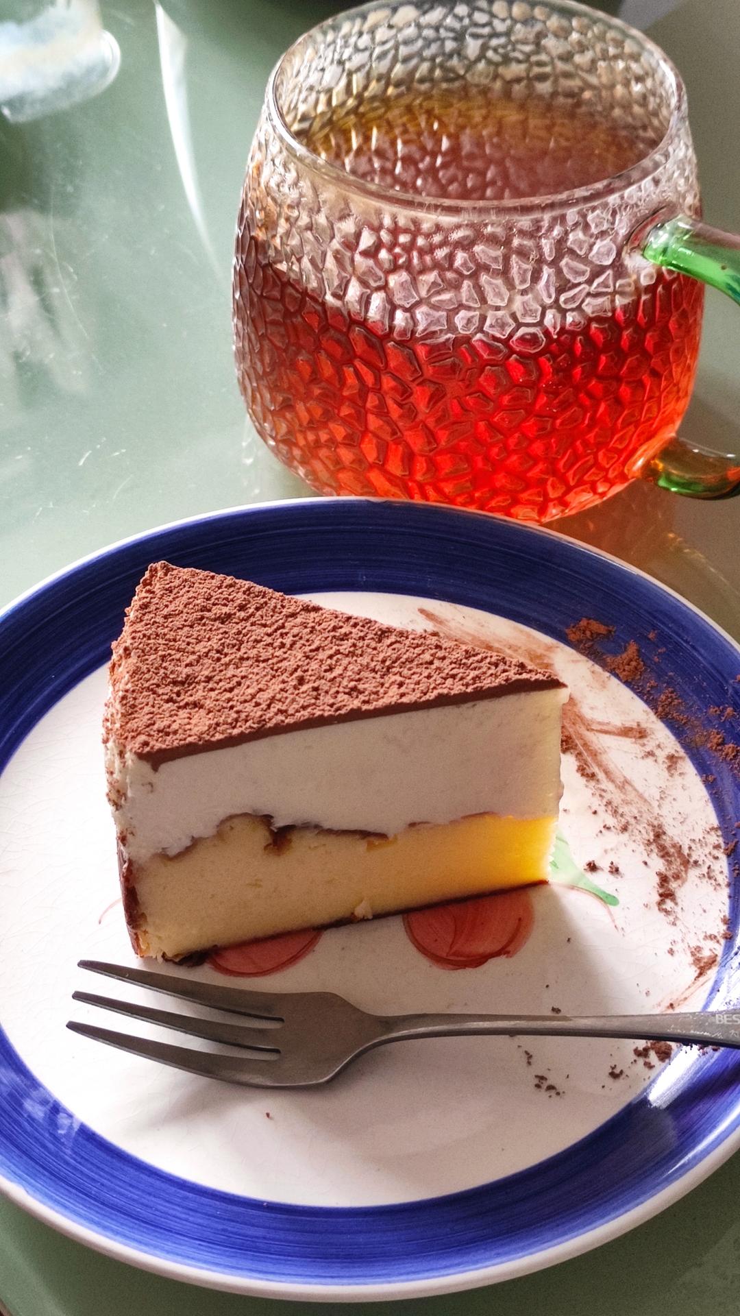 又是一道招牌，提拉米苏咖啡巴斯克蛋糕