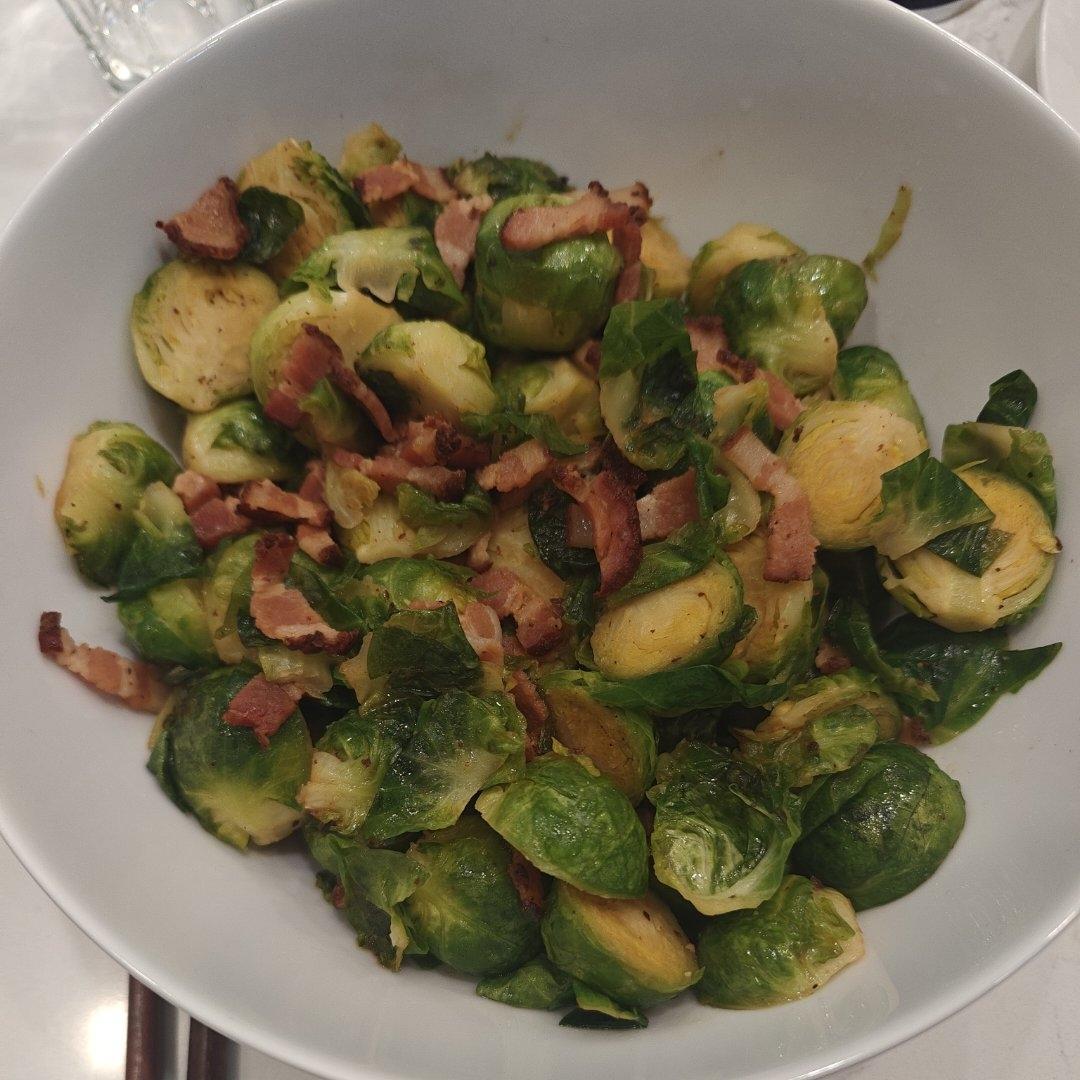 适合闺蜜聚会的小菜：黄油风味培根炒孢子甘蓝