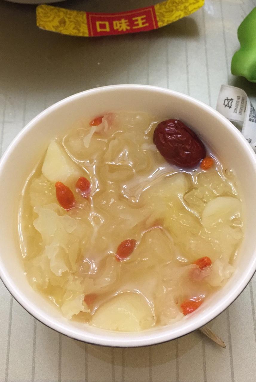红枣银耳马蹄糖水——很滋润养颜哦