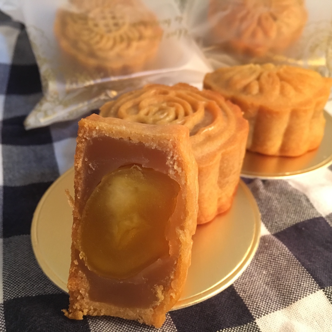 广式月饼—蛋黄莲蓉月饼