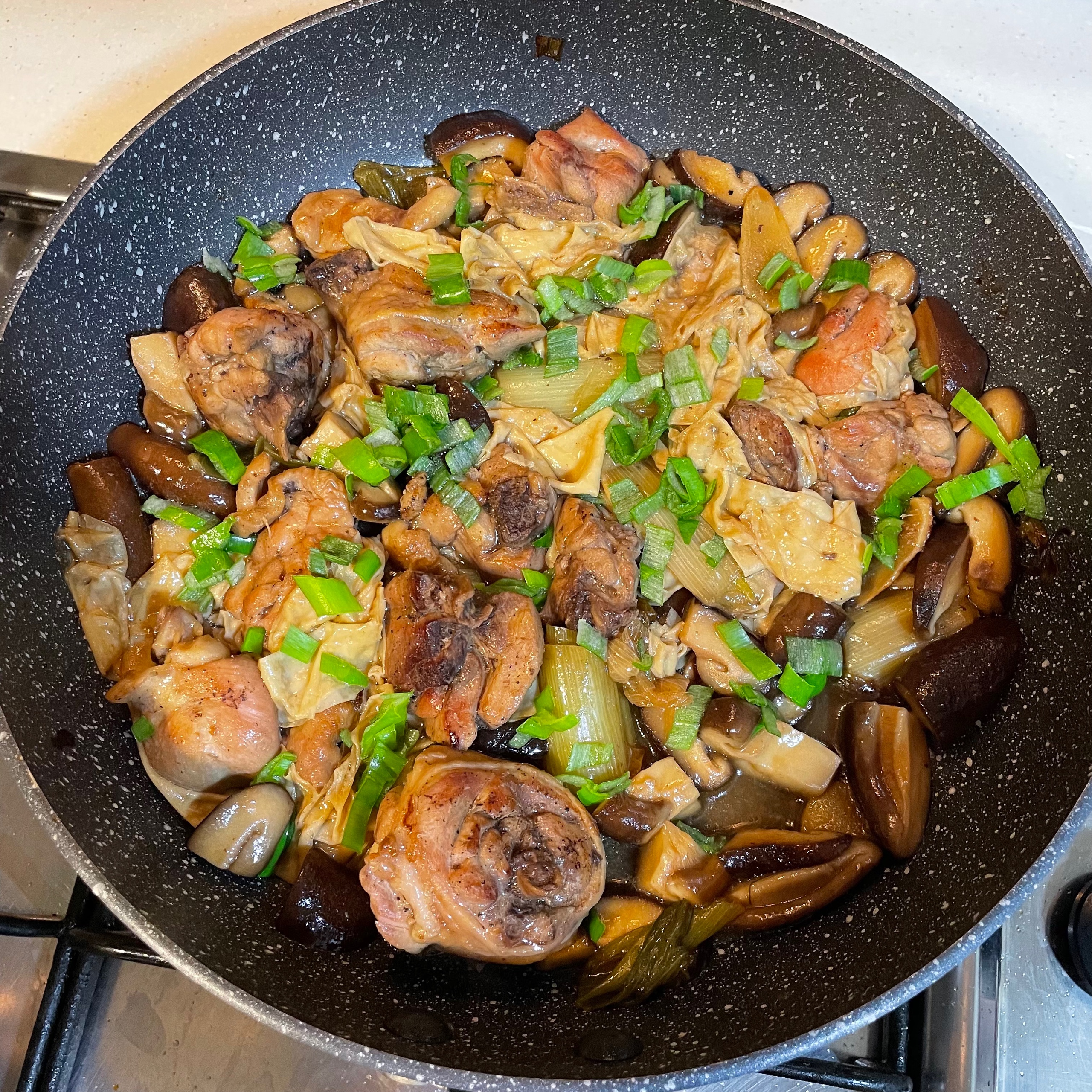 香菇油豆皮葱烧鸡的做法