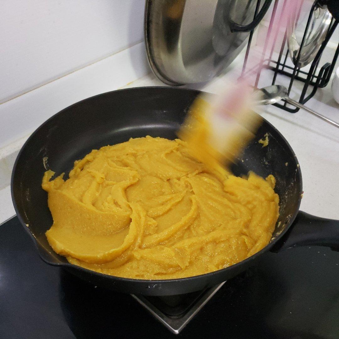 中秋的奶黄月饼，提前操练起来