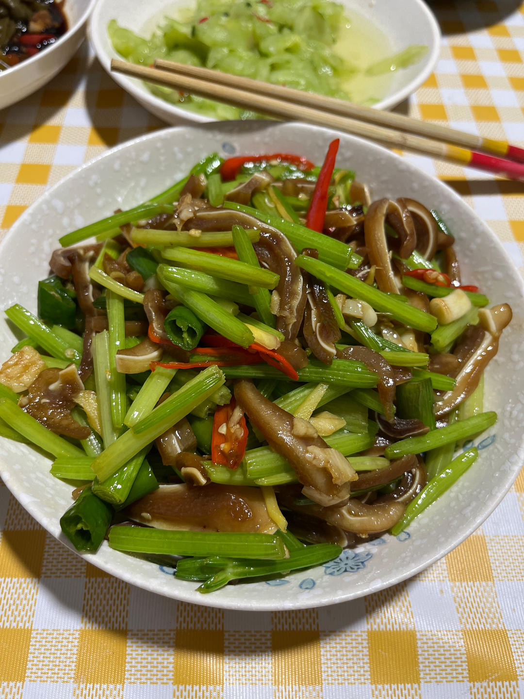 快手菜 ｜ 芹菜炒卤猪耳朵