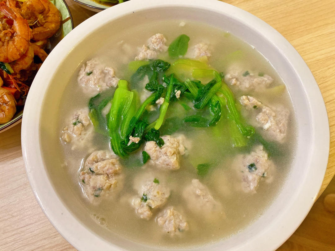 查花花做的肉丸子青菜汤