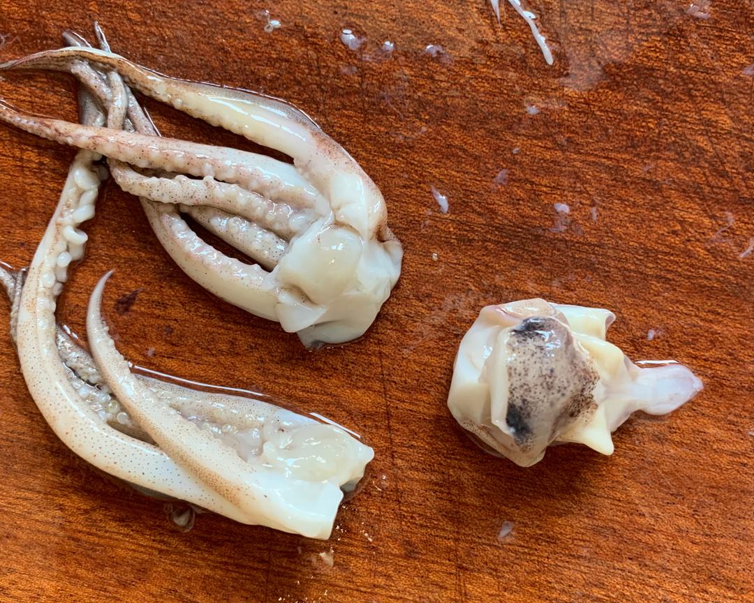 不要切断去除头部眼睛,牙齿和触角吸盘里的硬物尽可能剥去外皮鱿鱼
