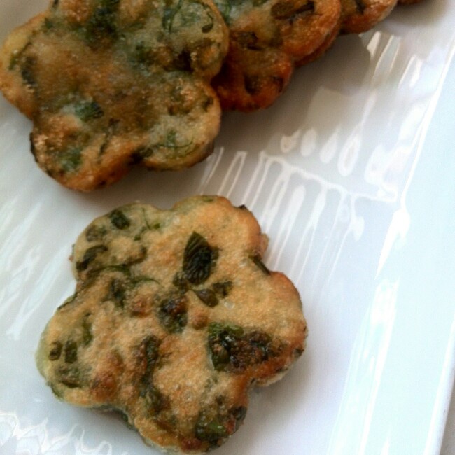 馋猫小雅做的豌豆苗糯米饼