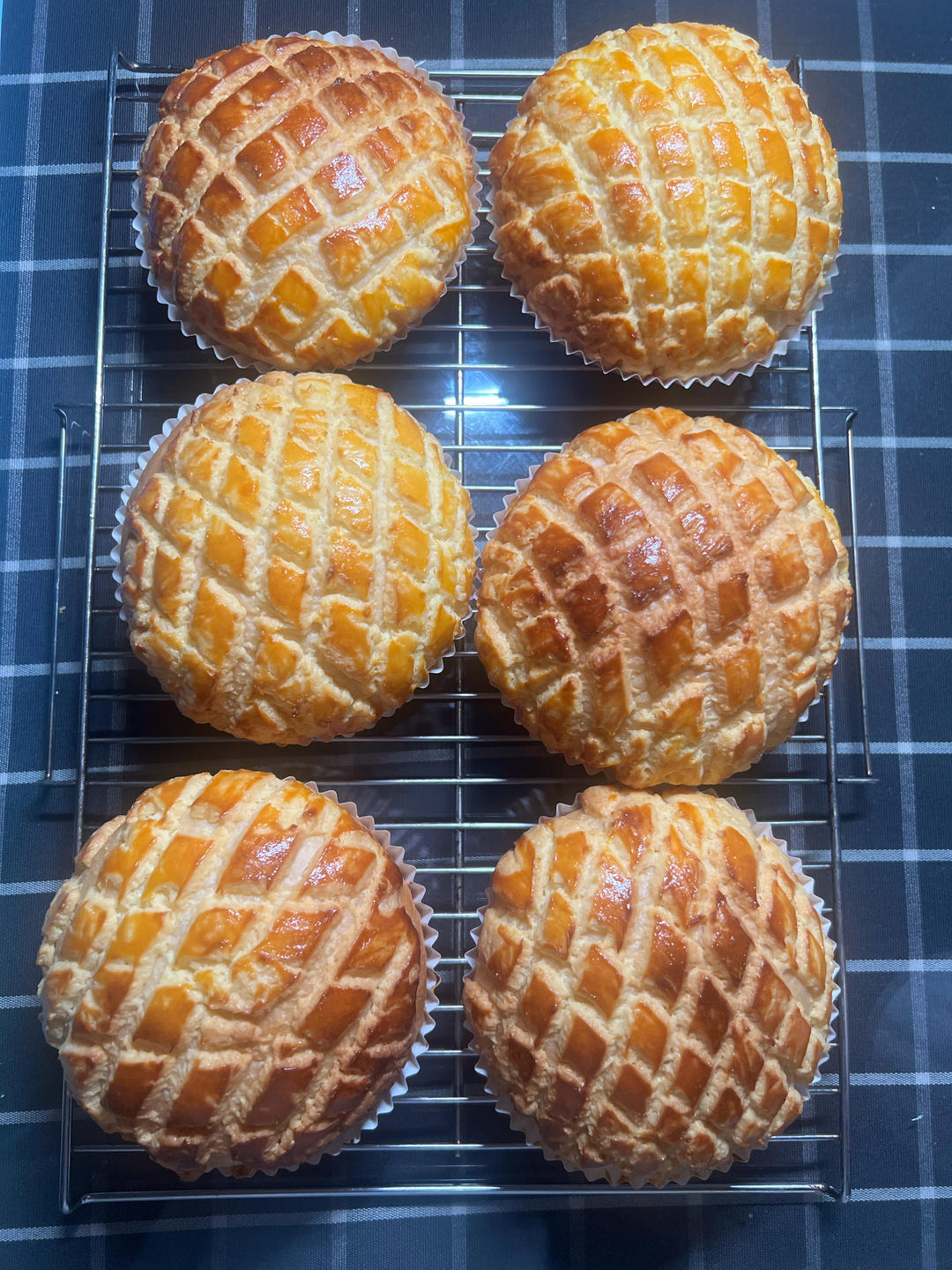 好吃到炸裂的港式菠萝包（附带制作酥皮的小视频）