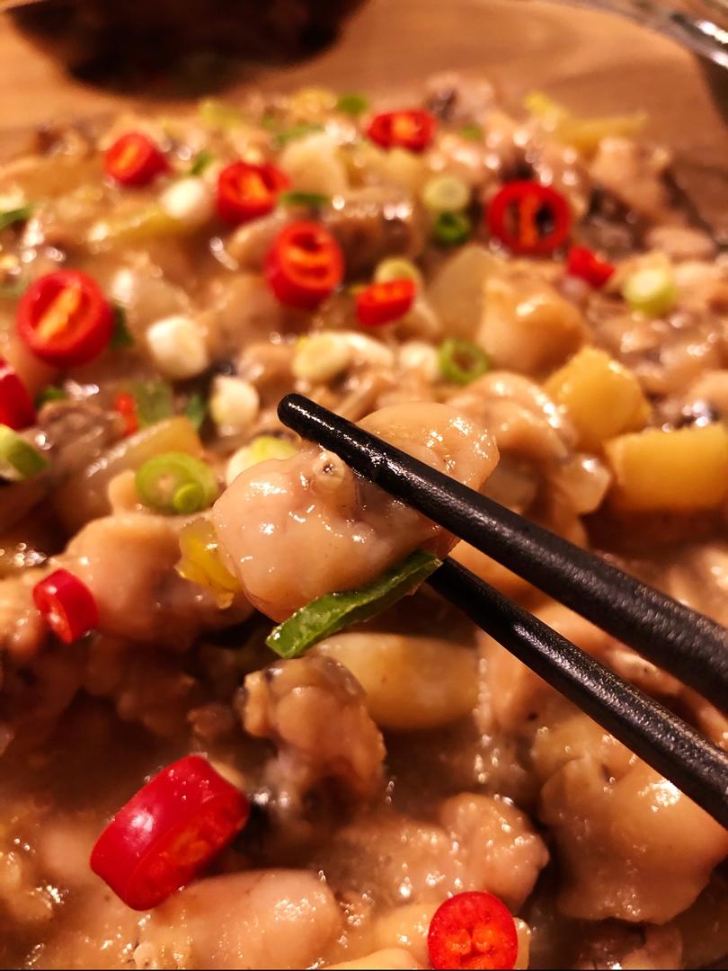 铸铁锅葱姜焗牛蛙