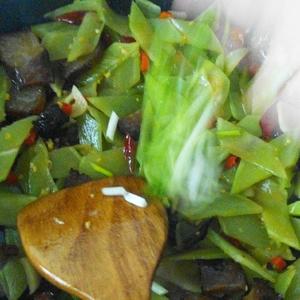 干锅莴笋腊肉的做法 步骤12