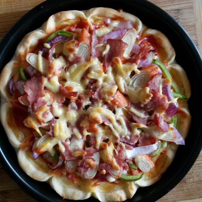 薄饼脆皮火腿pizza