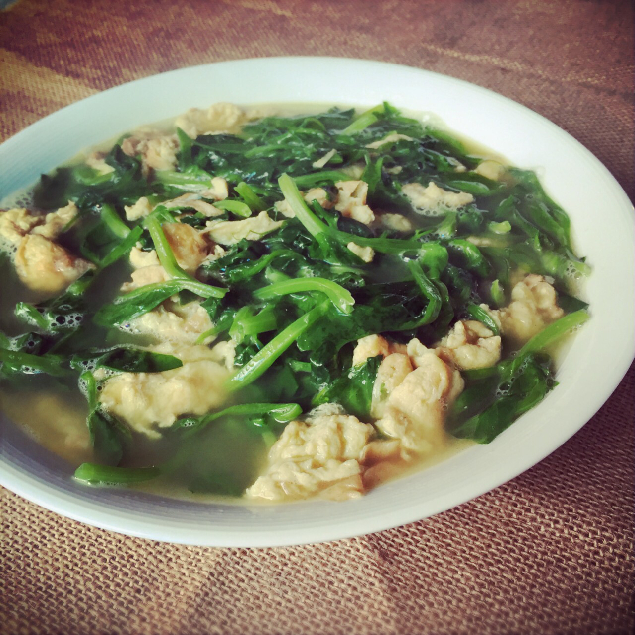 豌豆尖煎蛋汤