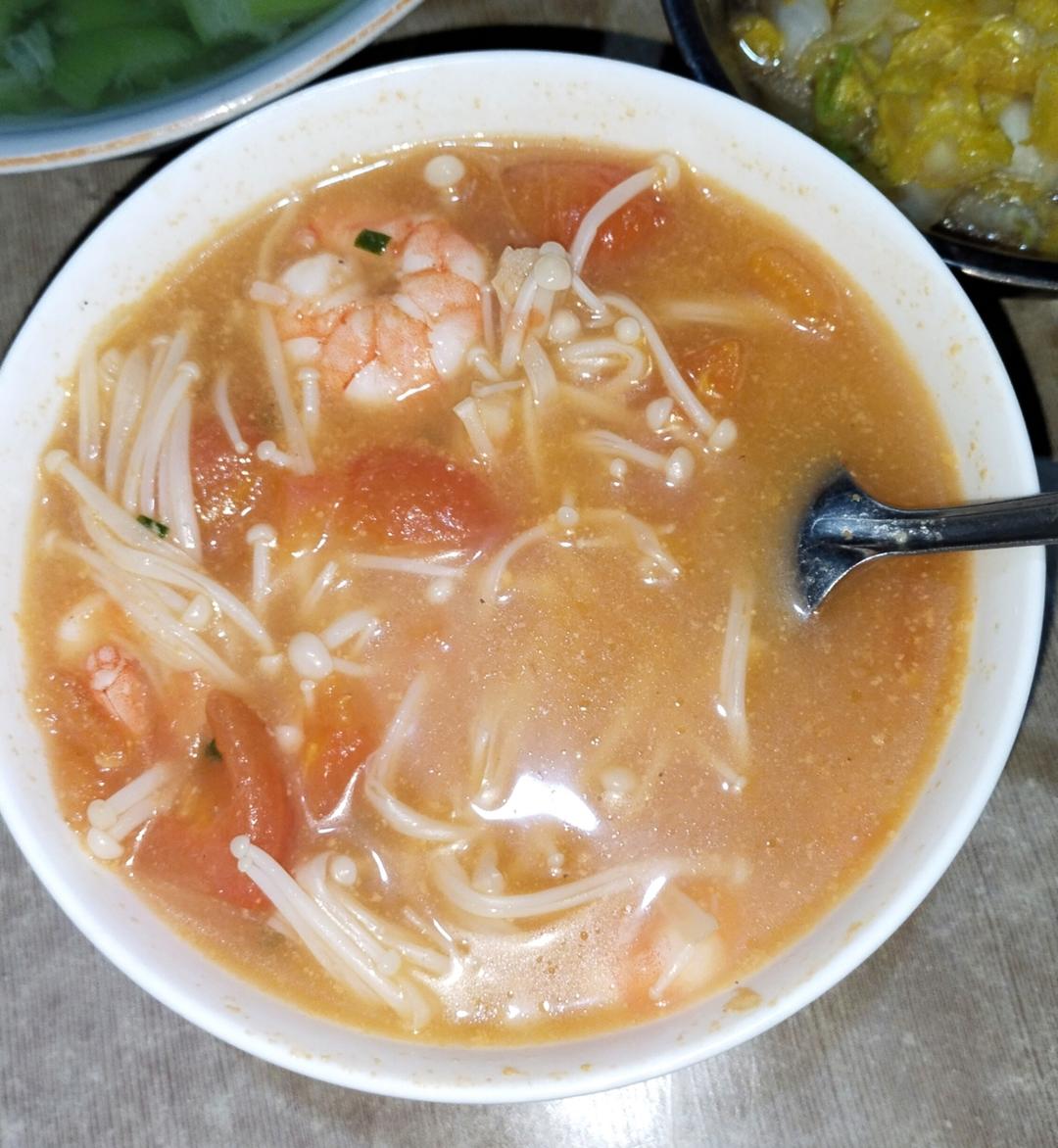 金针菇番茄鲜虾锅