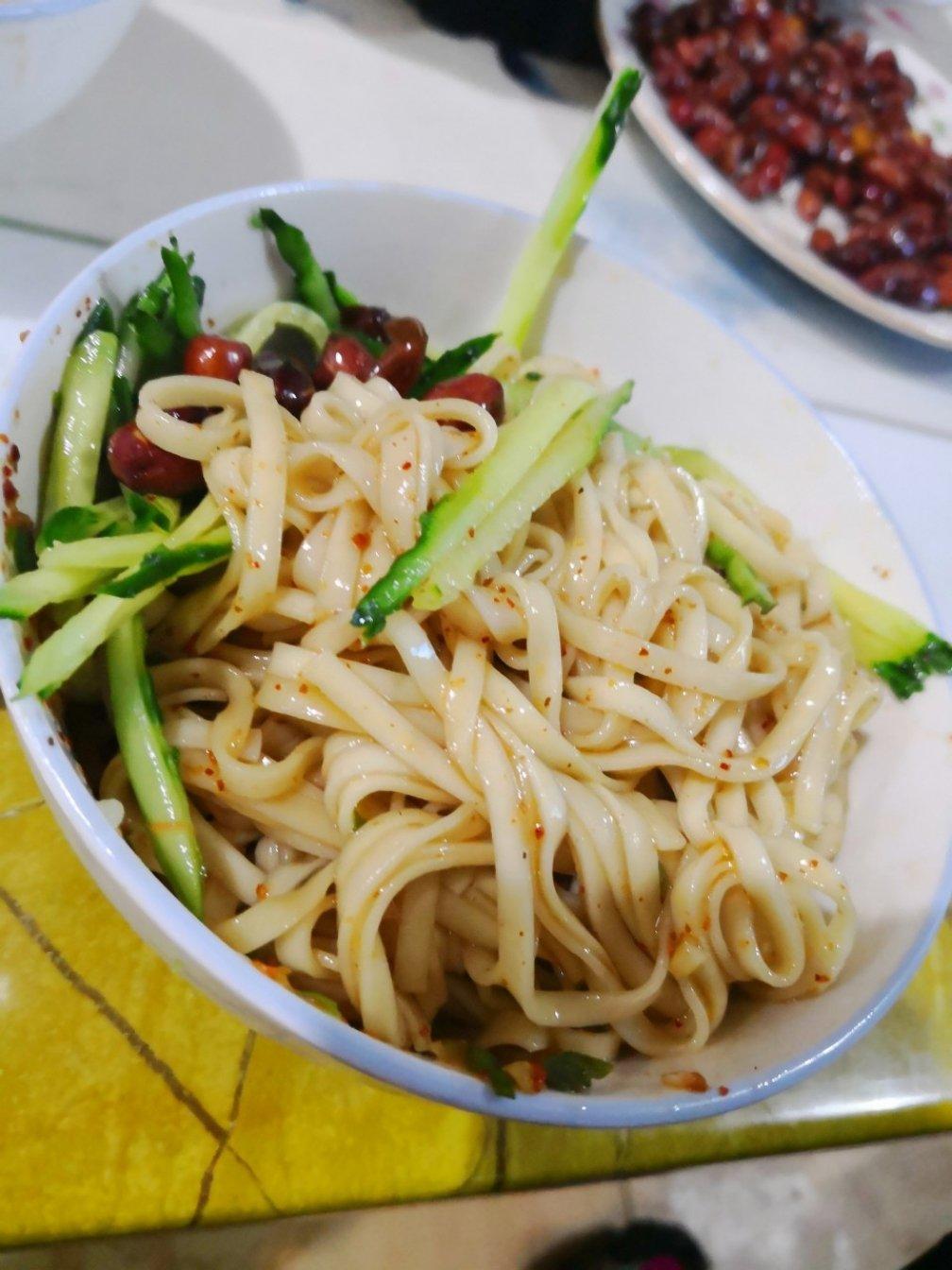 超简单的酸辣凉拌面