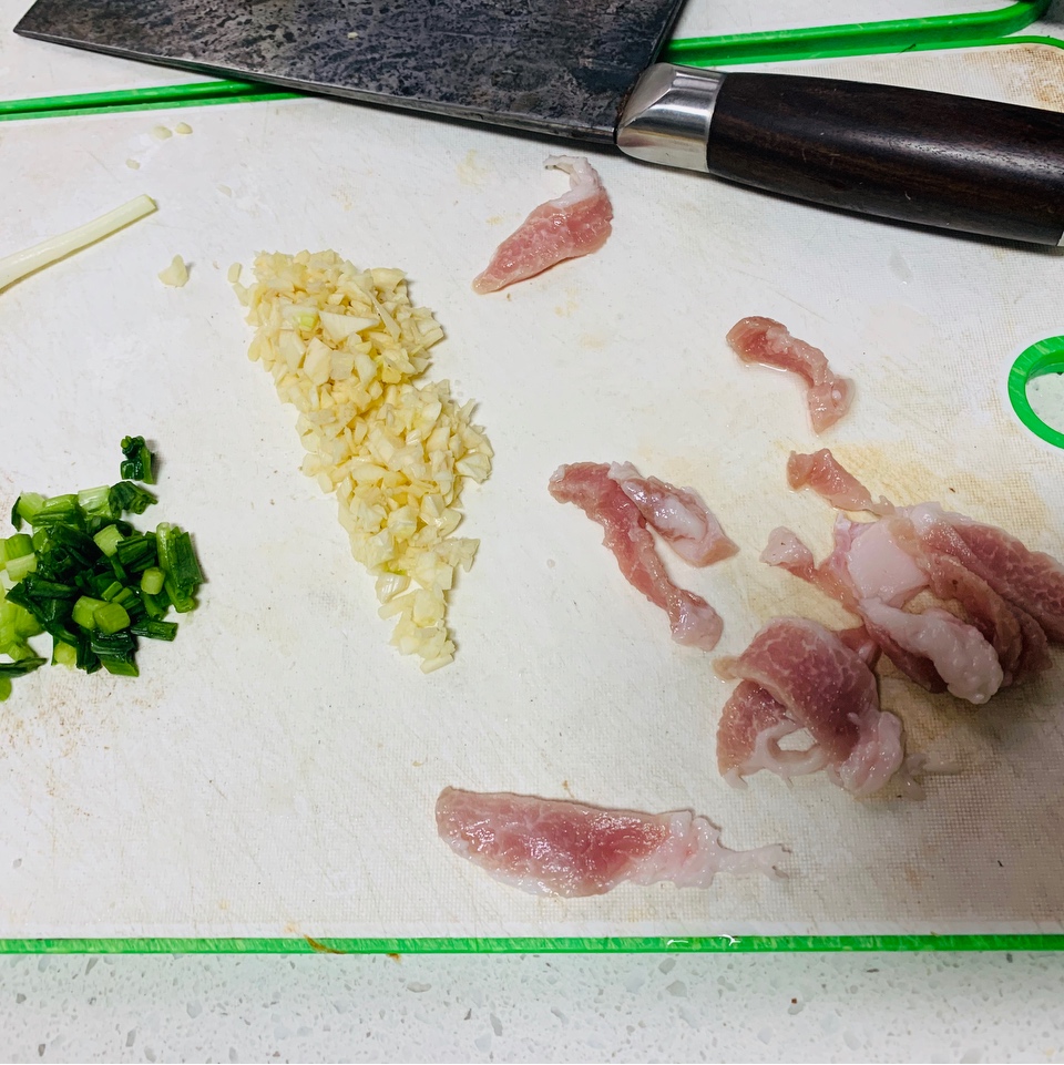 家常炒香菇 香菇炒肉的做法 步骤2