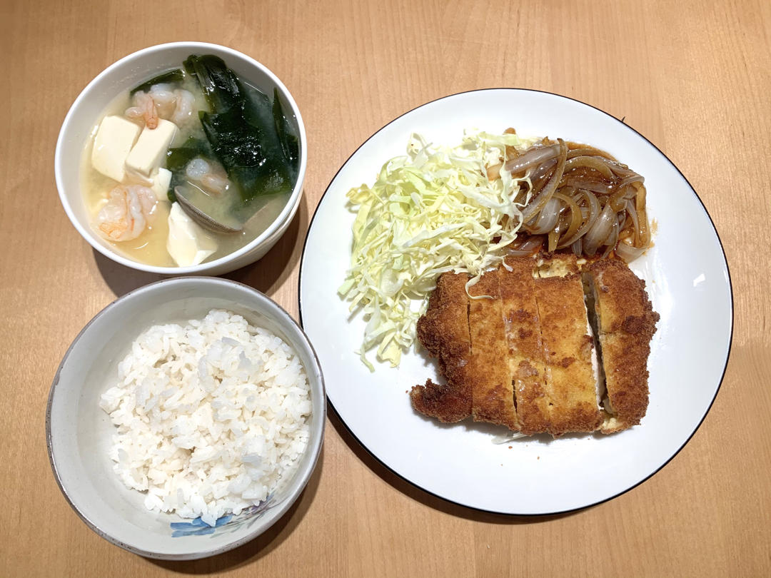 日式猪排饭配味噌汤
