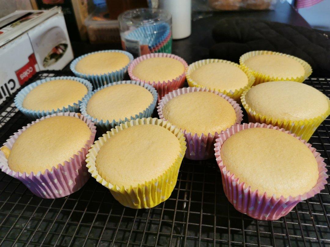 不开裂不回缩零失败的不太甜的戚风纸杯蛋糕