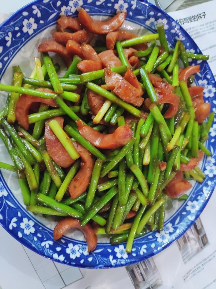 蒜苗炒香肠的做法