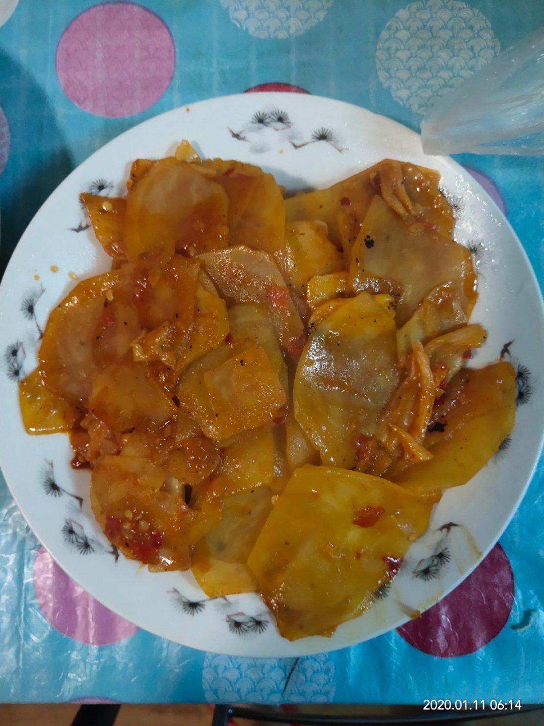 辣白菜炒土豆片