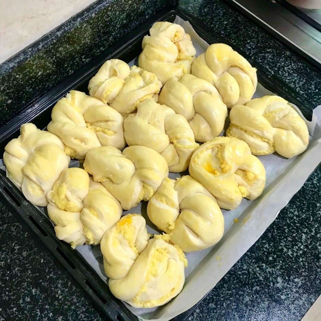 新手就能成功的【椰蓉面包卷】-手揉出膜