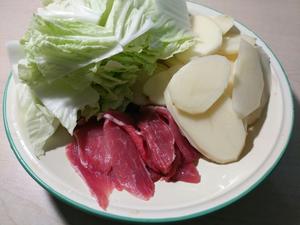 土豆炖白菜的做法 步骤1