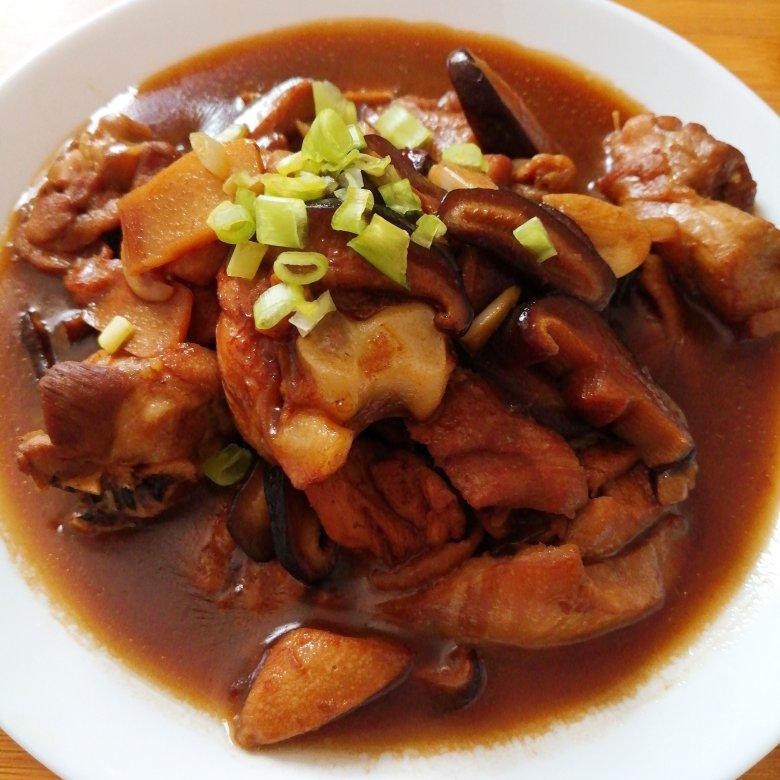 十几年不吃鸡肉的人吃了一盘子的小鸡炖香菇
