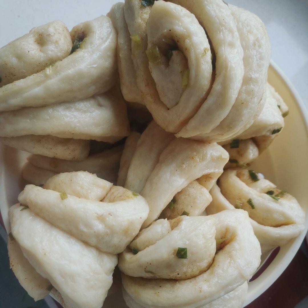 🌺椒盐葱香花卷🌺（操作简单，好吃又好看）