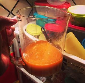 胡萝卜葡萄汁的做法 步骤2