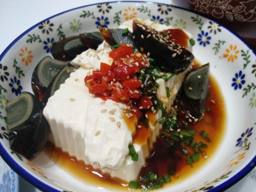 双椒拌皮蛋豆腐