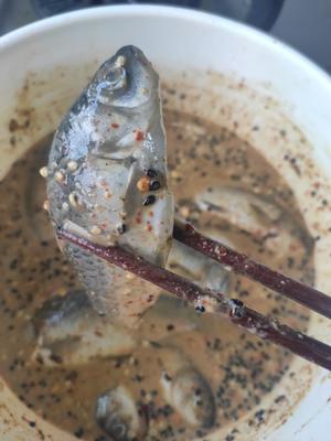 川菜 油炸小鲫鱼的做法 步骤3