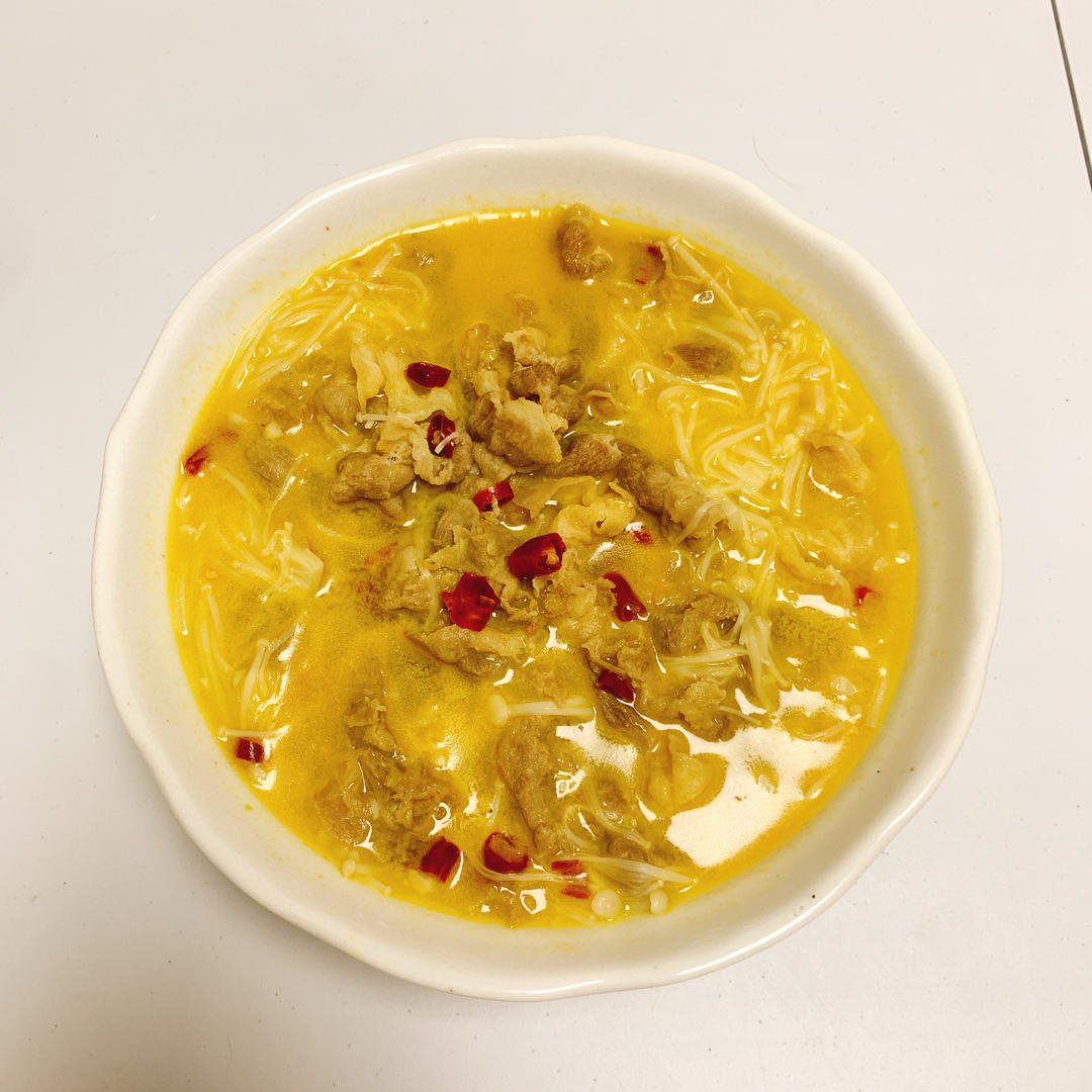 酸汤金针菇肥牛卷