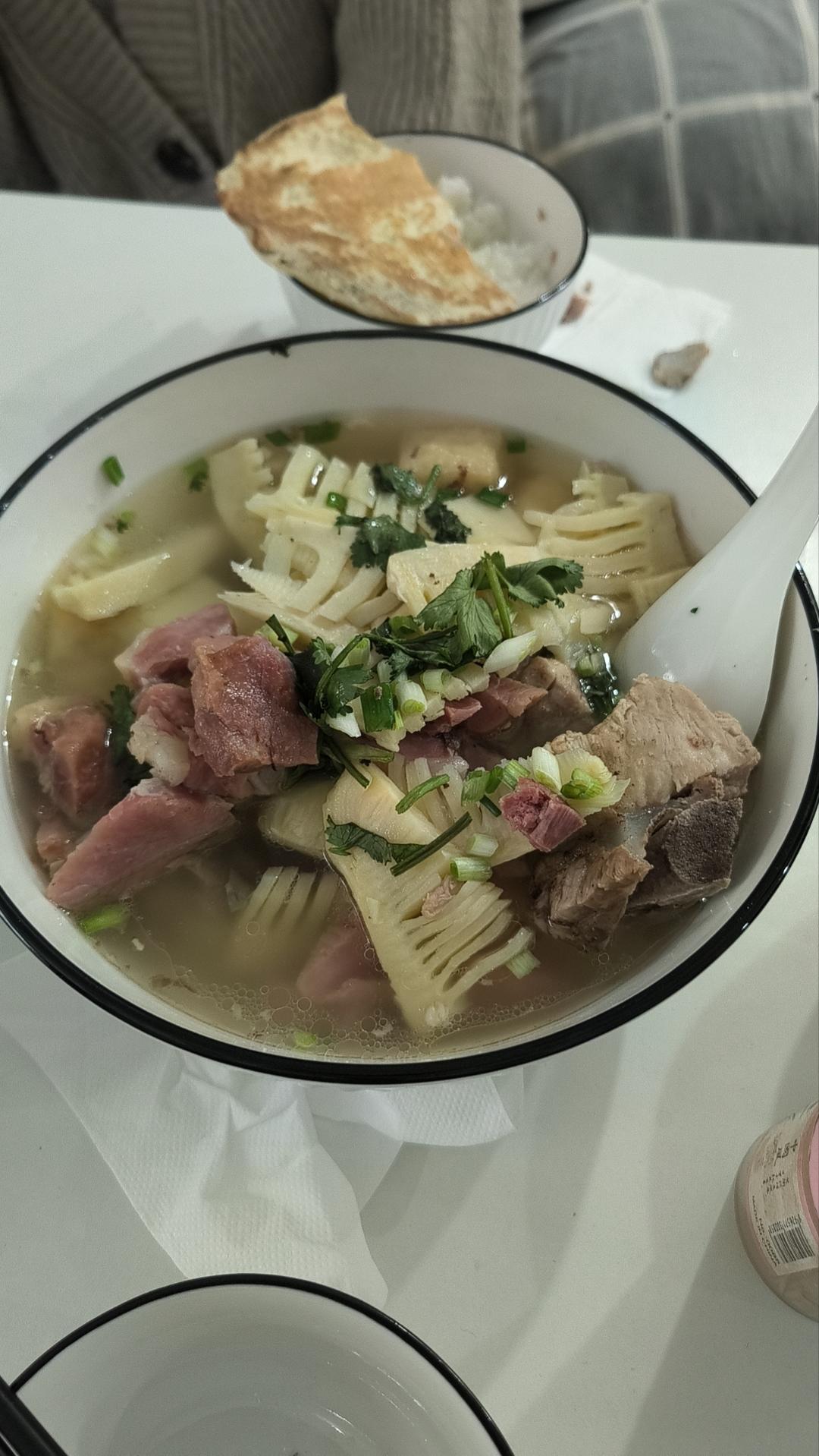 春天里的美味，鲜的眉毛都要掉下来的腌笃鲜，不煎不炒，炖出来的美味，超级鲜哦