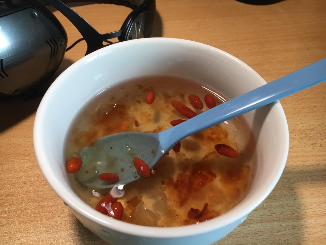 桃胶皂角米炖雪燕