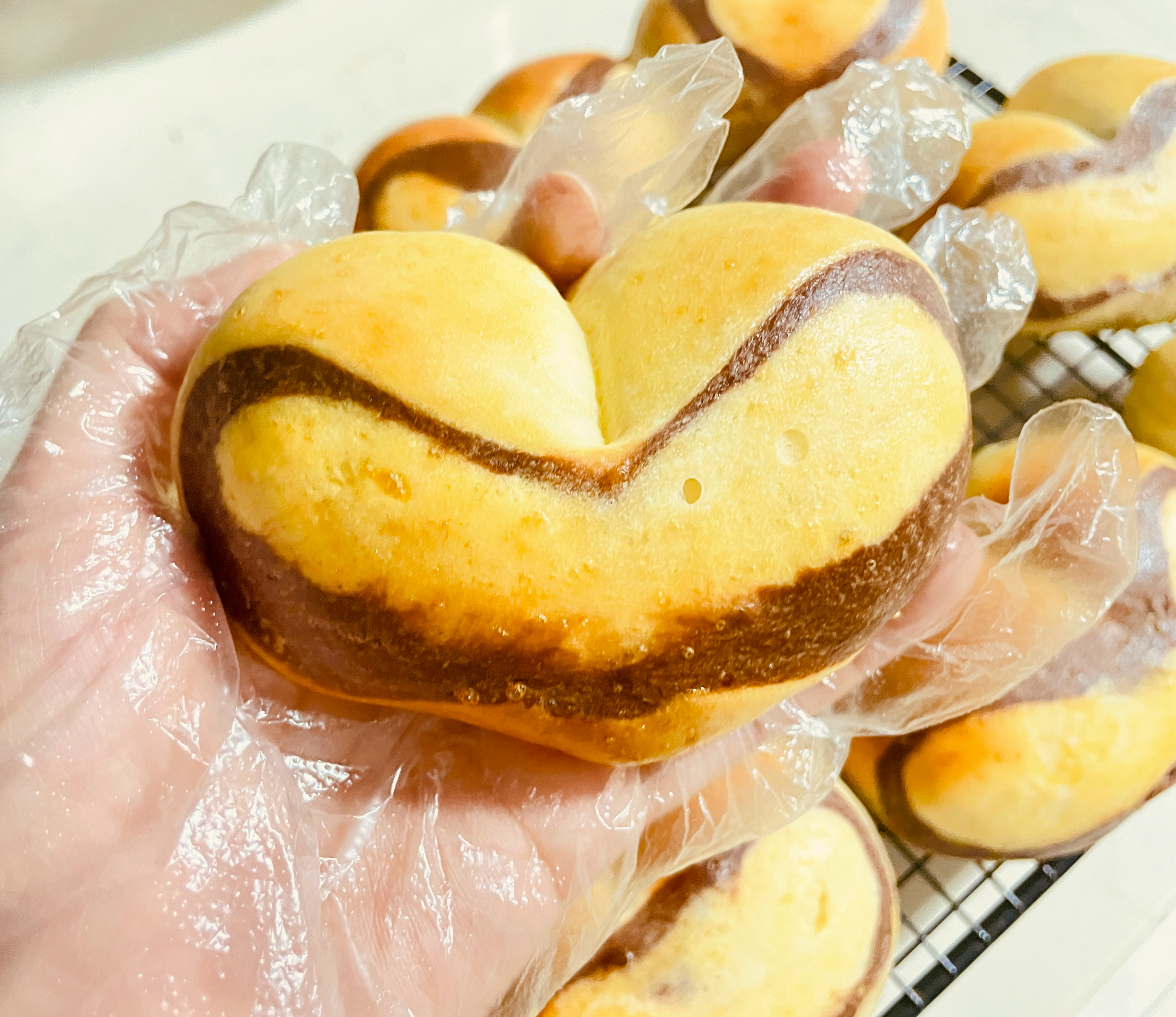 【520限定】丑萌巧克力爱心米面包