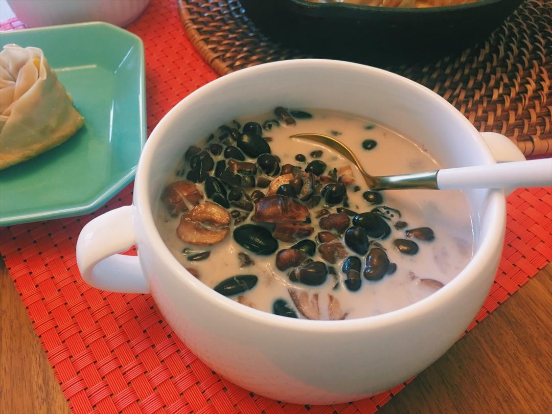 红枣红豆薏仁牛奶粥