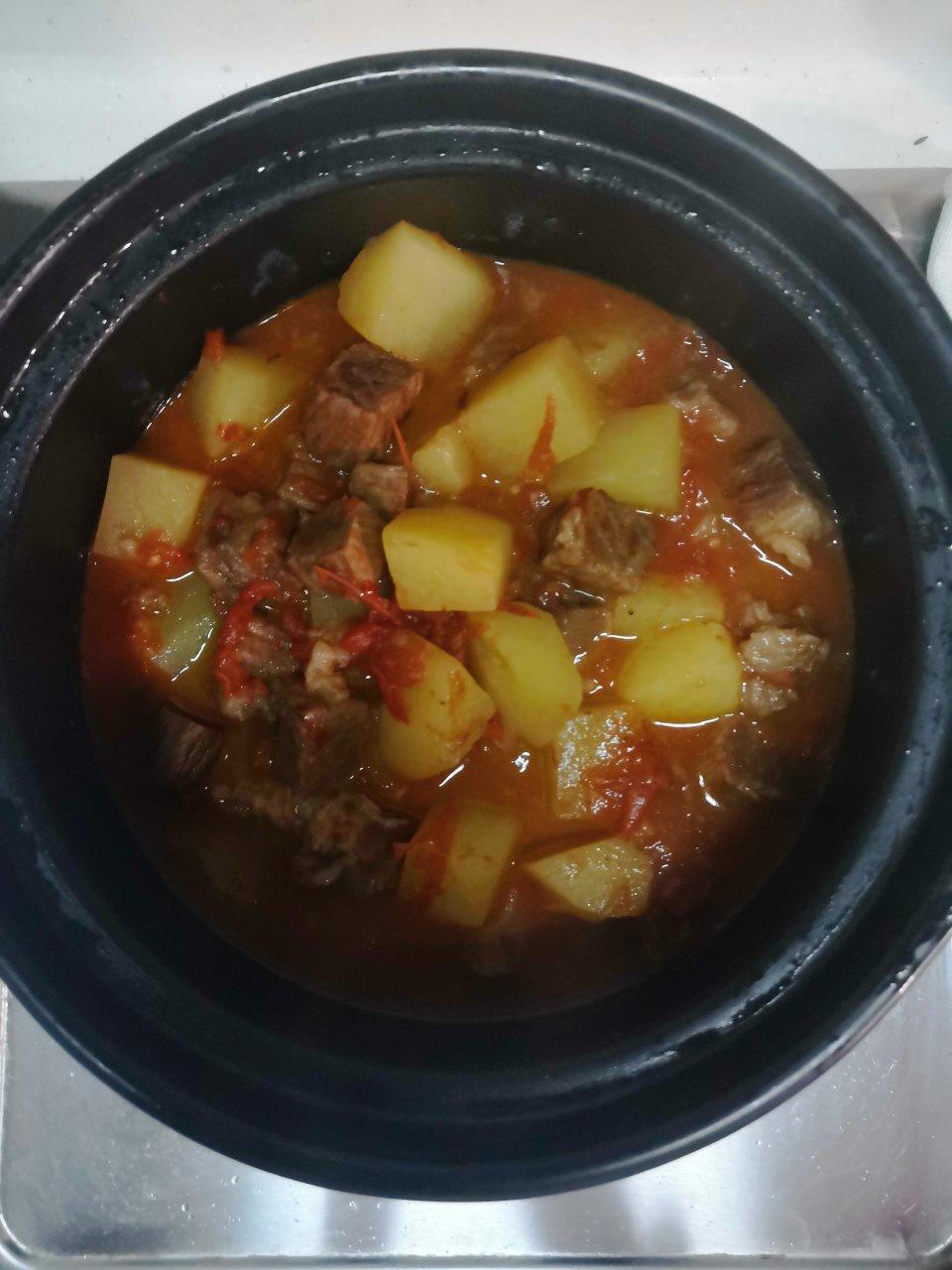 汤浓肉嫩的番茄牛腩，牛腩软烂秘法