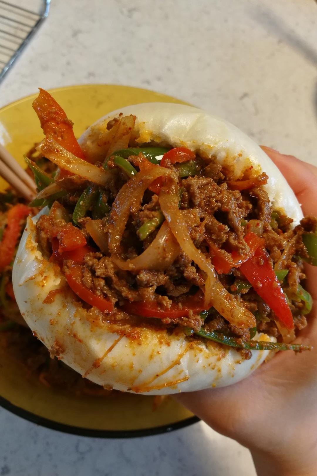 小璐美食做的孜然炒肉夹馍——小璐招牌美食