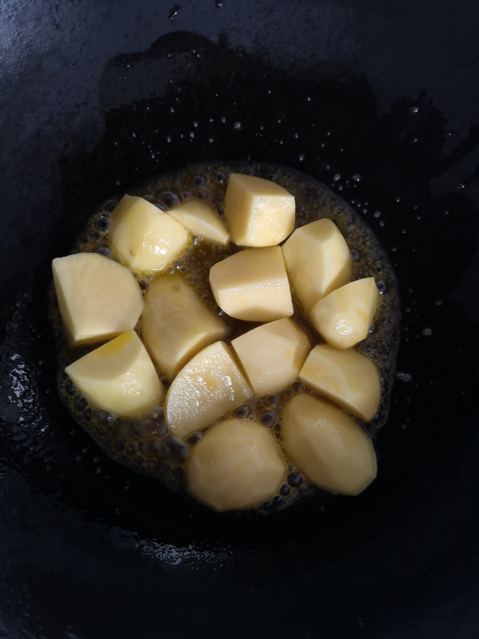 黄金土豆烧洋葱（配料简单的不能再简单了）的做法 步骤3