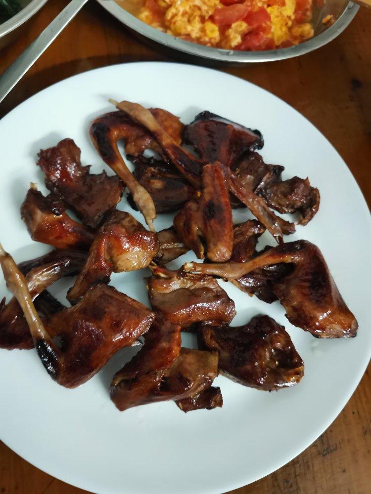 烤乳鸽只需两步（腌制+进烤箱）～一人一只肯定不够吃😋